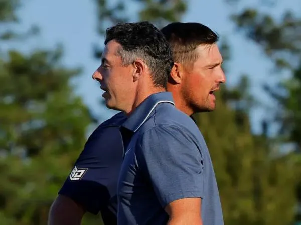 Bryson DeChambeau (kanan) berjalan melewati Rory McIlroy. (Foto: Golf Digest)