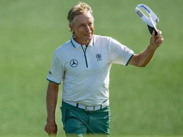 Bernhard Langer melambaikan tangan setelah menyelesaikan penampilanya di Augusta. (Foto: Golf Digest)