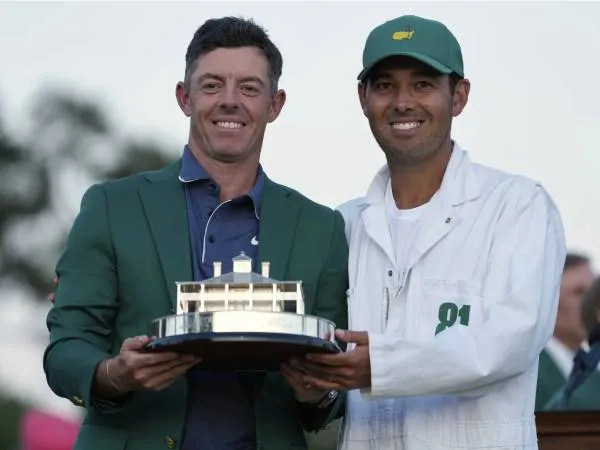 Rory McIlroy (kiri) berpose bersama Harry Diamond setelah menjuarai Masters. (Foto: Golf Digest)