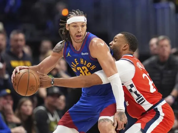 Aaron Gordon (kiri) mencetak 25 poin saat tuan rumah Denver Nuggets mengalahkan Los Angeles Clippers 112-110 pada Game 1 seri playoff putaran pertama mereka pada hari Sabtu (19/4). (Foto: AP)