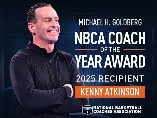 Kenny Atkinson memegang salah satu penghargaan tertinggi yang dapat diterima seorang pelatih - pengakuan dari para pelatih yang paling memahami kesibukannya. (Foto: NBCA)