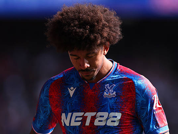 Oliver Glasner Kritik Konsistensi Wasit Usai Kartu Merah Chris Richards