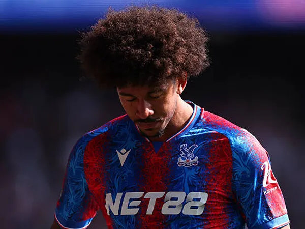 Oliver Glasner Kritik Konsistensi Wasit Usai Kartu Merah Chris Richards