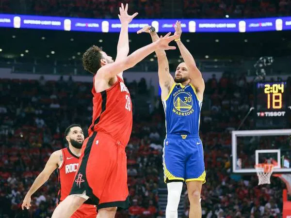 Stephen Curry (kiri) mencetak 31 poin saat Golden State Warriors mengalahkan Houston Rockets 95-85 pada hari Minggu (20/4) di Game 1 putaran pertama playoff Wilayah Barat. (Foto: AP)