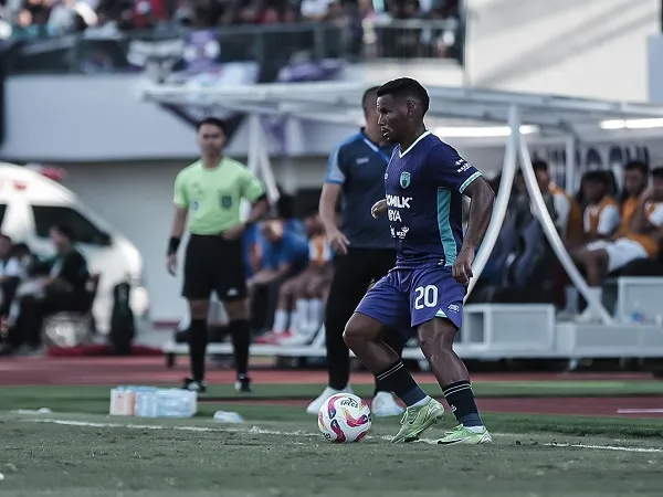 Gelandang Persita Tangerang, Eber Bessa