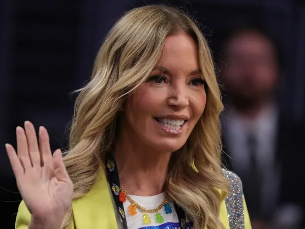 Jeanie Buss sebut Rob Pelinka yang secara pribadi menunjuk JJ Redick sebagai pelatih kepala baru Lakers.