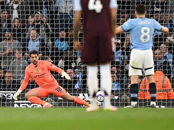 Manchester City Kalahkan Aston Villa, Stefan Ortega Puji Energi Tim