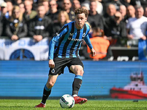 Ditunggu Juventus dan AC Milan, Maxim De Cuyper Ingin Juara Dulu di Belgia