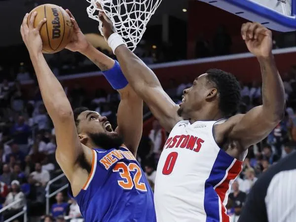Karl-Anthony Towns (kiri) mencetak 31 poin saat tim tamu New York Knicks menang 118-116 atas Detroit Pistons pada hari Kamis (24/4) di Game 3 seri putaran pertama playoff Wilayah Timur. (Foto: AP)