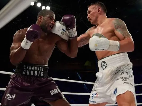 Oleksandr Usyk (kanan) dan Daniel Dubois bertarung pada 2023. (Foto: Fight TV)