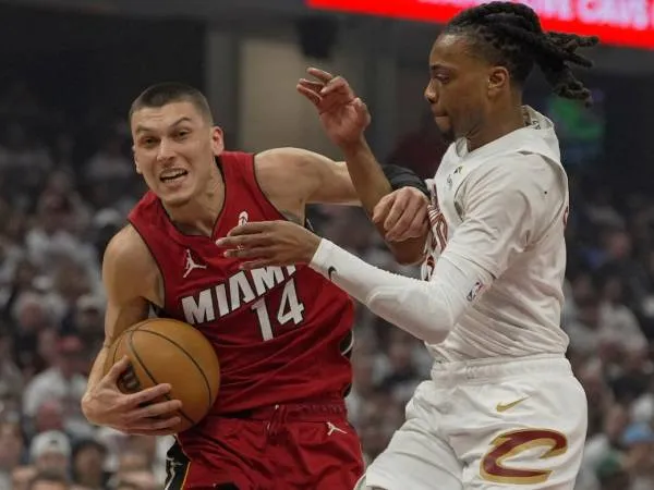 Tyler Herro (kiri) dan Darius Garland. (Foto: AP)