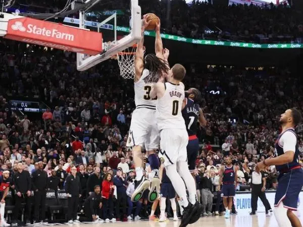 Aaron Gordon melakukan dunk pada saat waktu pertandingan berakhir untuk memberikan Denver Nuggets kemenangan dramatis atas Los Angeles Clippers 101-99 pada Sabtu (26/4).