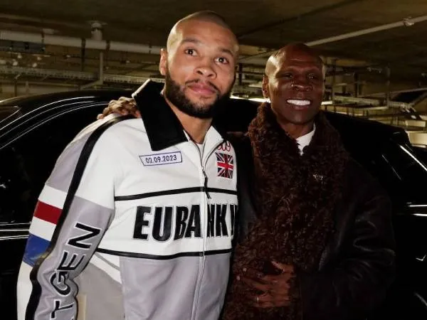 Chris Eubank Sr (kanan) datang semobil dengan sang anak, Chris Eubank Jr. (Foto: Fight TV)