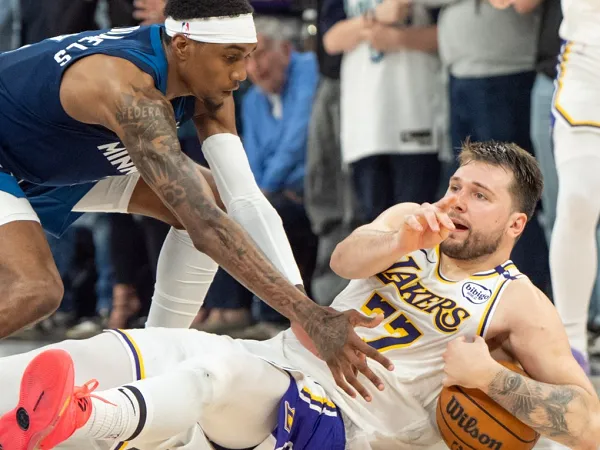 NBA sebut buat kesalahan saat Luka Doncic dilanggar Jaden McDaniels.