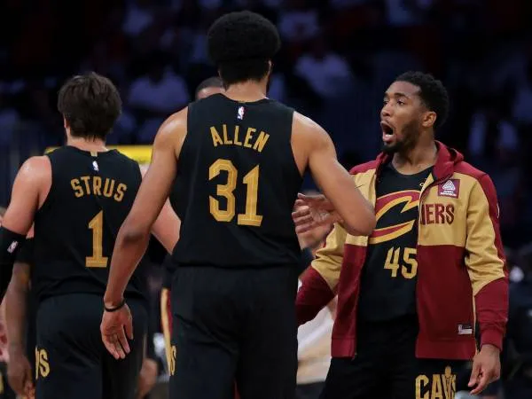 Para pemain Cleveland Cavaliers termasuk Donovan Mitchell (kanan) merayakan kemenangan timnya atas Miami Heat di Game 4. (Foto: AP)