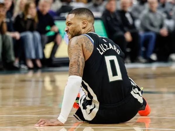 Damian Lillard terlihat duduk di lantai setelah mengalami cedera di Game 4 versus Pacers. (Foto: AP)