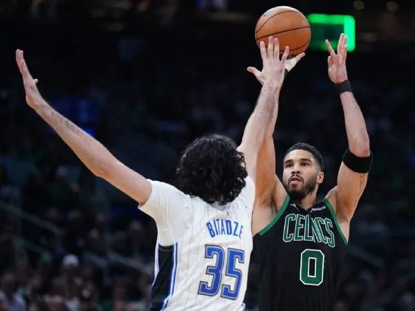 Jayson Tatum (kanan) mencetak 35 poin saat Boston Celtics meraih kemenangan 120-89 atas tim tamu Orlando Magic di Game 5 pada Selasa (29/4) malam. (Foto: AP)