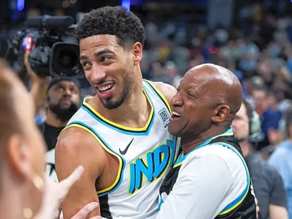 Tyrese Haliburton (kiri) dan sang ayah, John. (Foto: AP)