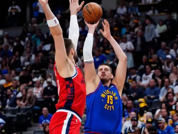 Nikola Jokic (kanan) mencetak 16 poin saat Denver Nuggets mengalahkan Los Angeles Clippers 120-101 pada Game 7 dari seri putaran pertama Wilayah Barat pada Sabtu (3/5) malam. (Foto: AP)