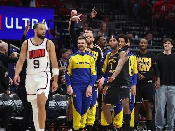 Buddy Hield (tengah) merayakan salah satu poinnya bersama tim Warriors di bangku cadangan. (Foto: AP)