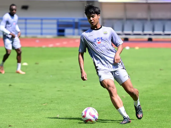 Nazriel Alvaro mengikuti sesi latihan Persib