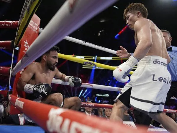 Naoya Inoue (kanan) menghentikan Ramon Cardenas di ronde kedelapan. (Foto: Fight TV)