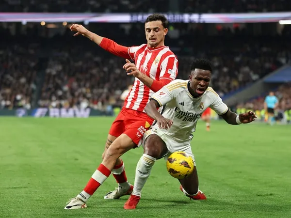 Barcelona Kini Turut Mengejar Bek Muda Milik Almeria