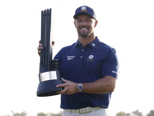 Bryson DeChambeau berpose dengan trofi LIV Golf Korea. (Foto: Golf Digest)