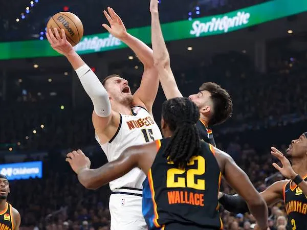 Nikola Jokic (kiri) tampil apik sampai akhir meski mengantongi lima pelanggaran di Game 1 versus Thunder. (Foto: AP)