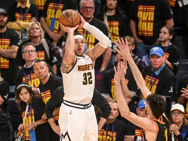 Aaron Gordon (kiri) melesakkan tembakan 3 poin di detik-detik akhir untuk membawa Denver Nuggets menang 121-119 atas tuan rumah Oklahoma City Thunder pada Game 1 seri semifinal playoff Wilayah Barat, Senin (5/5). (Foto: AP)
