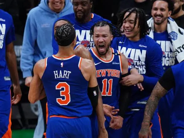 Para pemain Knicks melakukan selebrasi setelah mengalahkan Celtics di Game 1. (Foto: AP)