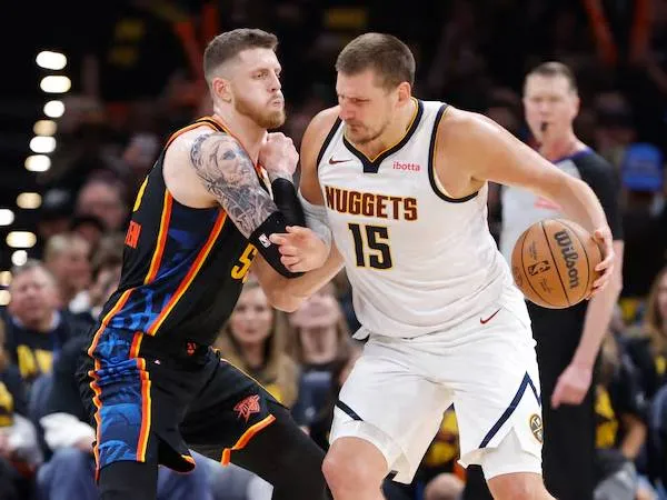 Center superstar Denver Nuggets Nikola Jokic (kanan) memiliki salah satu penampilan playoff terburuknya dalam kariernya. (Foto: AP)