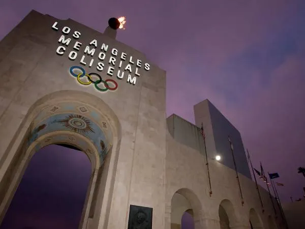 Ketua LA28 Casey Wasserman menyoroti pengaturan dua tempat sebagai cerminan sejarah olahraga Los Angeles dan masa depan yang inovatif. (Foto: AP)