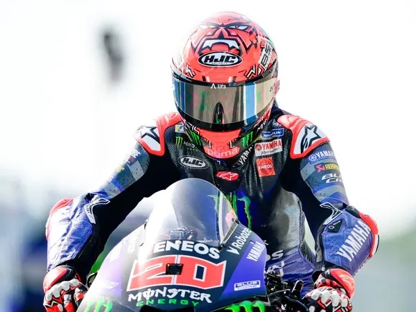 Fabio Quartararo salut dengan Johann Zarco yang menang di Le Mans.