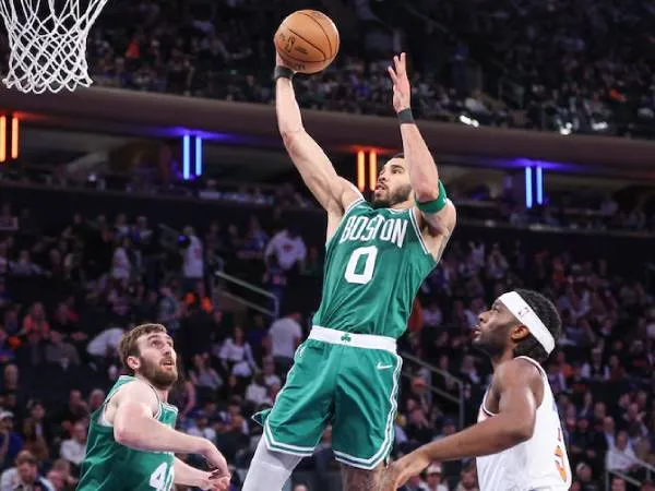 Jayson Tatum (tengah) mencetak 22 poin saat Boston Celtics meraih kemenangan 115-93 atas tuan rumah New York Knicks pada Sabtu (10/5) sore di Game 3 seri semifinal Wilayah Timur. (Foto: AP)