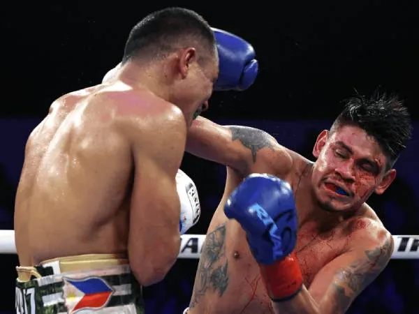 Emanuel Navarrete (kanan) menang setelah pertarungan melawan Charly Suarez dihentikan setelah delapan ronde akibat luka di kepala. (Foto: Fight TV)