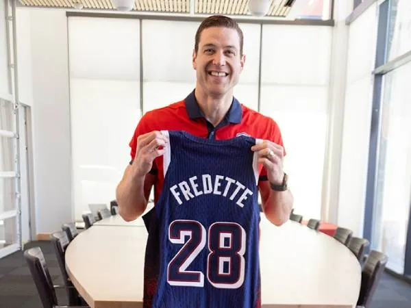 Jimmer Fredette akan bertanggung jawab mengidentifikasi staf pelatih dan membangun daftar pemain untuk kompetisi besar - termasuk Olimpiade Los Angeles 2028. (Foto: USA Basketball)