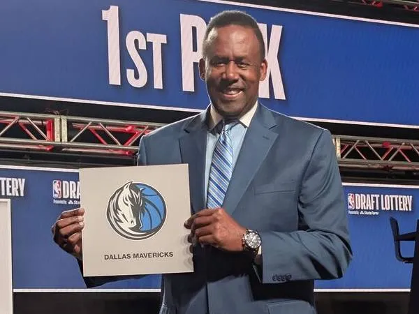 Legenda Dallas Mavericks Rolando Blackman berpose setelah mantan klubnya terpilih mendapatkan unrutan pertama di Draft NBA 2025. (Foto: AP)
