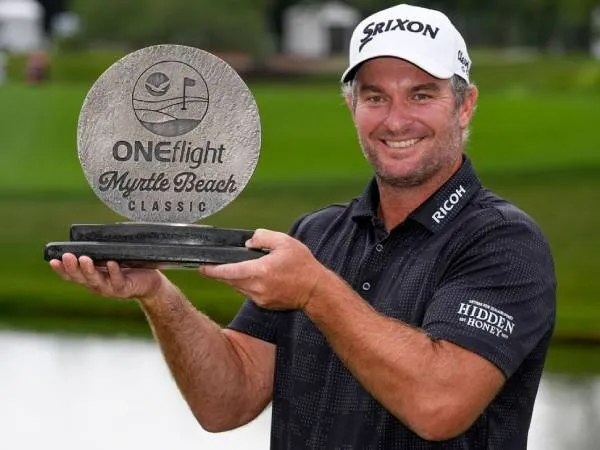 Ryan Fox berpose dengan trofi Myrtle Beach Classic. (Foto: Golf Digest)
