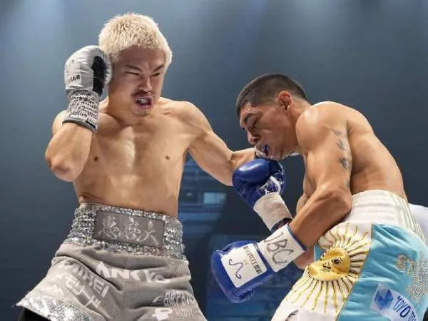 Fernando Martinez (kanan) dibuat kerepotan Kazuto Ioka meski pada akhirnya keluar sebagai pemenang. (Foto: Fight TV)