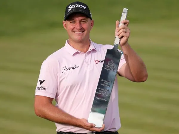Sepp Straka berpose dengan trofi ist Championship. (Foto: Golf Digest)