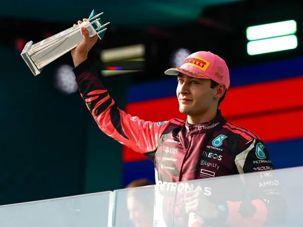 George Russell enggan panik tanggapi rumor ketertarikan Mercedes kepada Verstappen.
