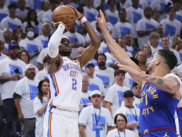 Shai Gilgeous-Alexander (kiri) mencetak 31 poin saat Oklahoma City Thunder menang 112-105 atas Denver Nuggets pada Game 5 semifinal Wilayah Barat pada hari Selasa (13/5). (Foto: AP)