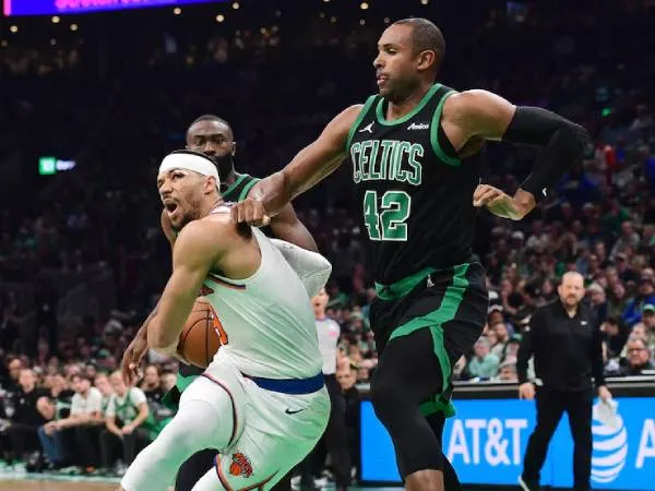 Josh Hart (kiri) memimpin New York Knicks dengan 24 poin meskipun ia mengalami luka di atas matanya. (Foto: AP)