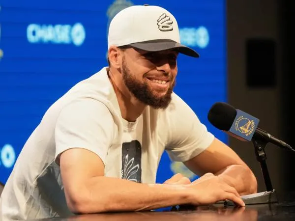 Bintang Golden State Warriors Stephen Curry memberikan keterangan usai timnya tersingkir dari playoff. (Foto: AP)