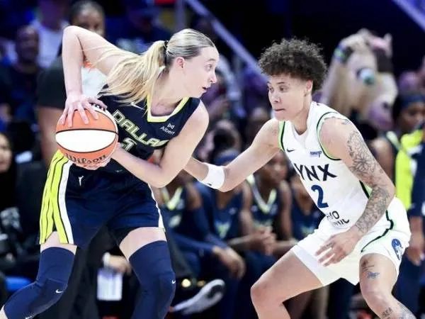Paige Bueckers (kiri) hanya mencetak 10 poin saat Dallas Wings kalah 99-84 dari Minnesota Lynx pada Jumat (16/5) malam di Arlington, Texas. (Foto: AP)