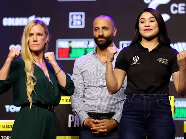 Holly Holm (kiri) dan Yolanda Vega. (Foto: Fight TV)