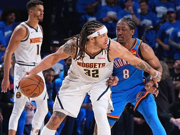 Meskipun memiliki keterbatasan fisik, Aaron Gordon (kiri) memimpin Denver dalam hal rebound dan menginspirasi rekan-rekan setimnya dengan usahanya. (Foto: AP)