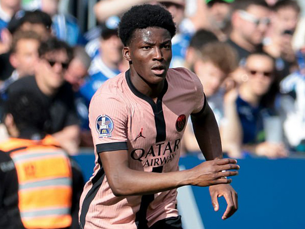 Chelsea Incar Bek Muda Paris Saint-Germain, Axel Tape