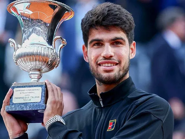Permalukan Jannik Sinner, Carlos Alcaraz Naik Podium Juara Di Roma